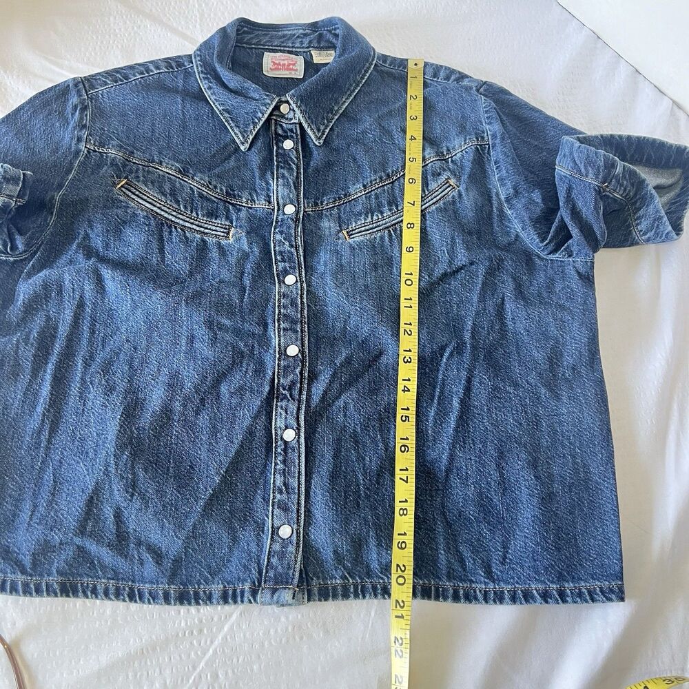 Levi's Women's Medium Wash Camp Shirt Short Sleeve Snaps - Picture 6 of 7